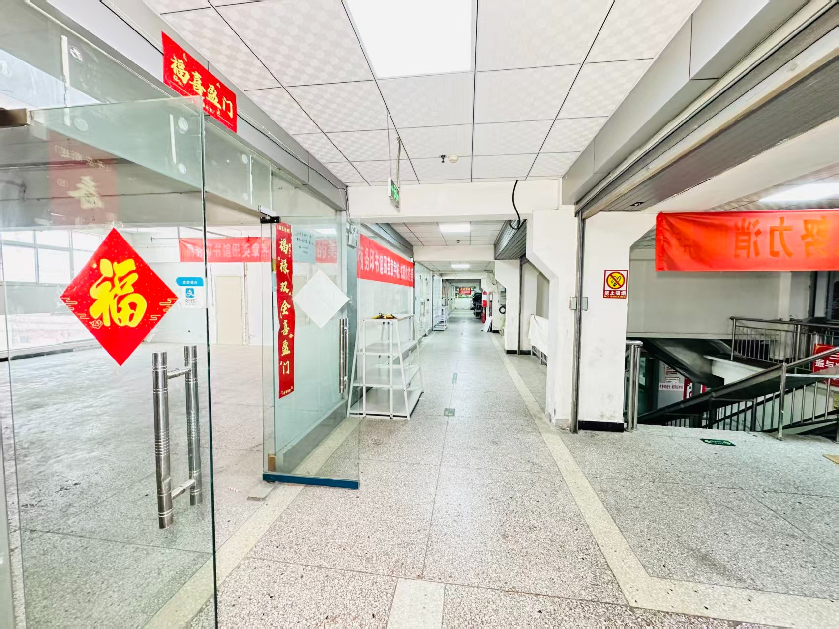 正大国际广场灵活办公空间，满足企业不同发展阶段需求 ✨ 商业配套完善，助力企业快速成长 ✨ AI产业资源链接，共建创新生态 ✨ 办公、展示、运营一体化空间  现在入驻，抢占AI产业发展新赛道！_COPY